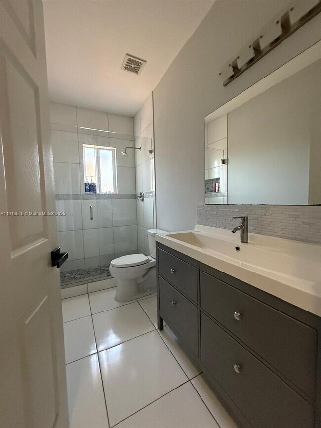 Building Photo - 239 SE 31st Terrace