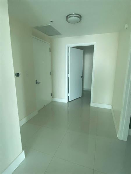 Building Photo - 1900 Bayshore Dr