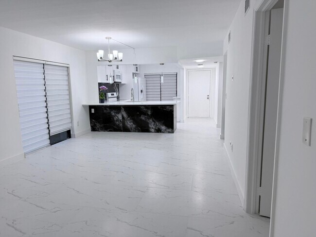 Building Photo - 300 E Club Cir