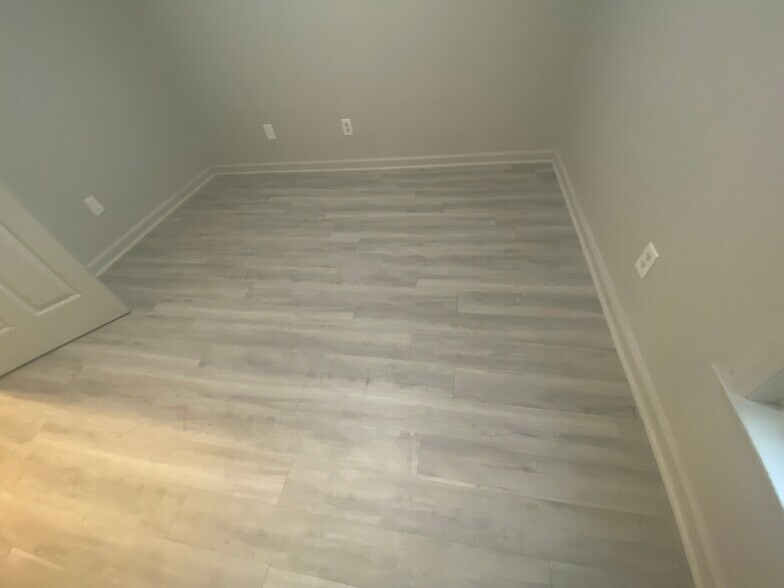 Building Photo - Room in Duplex on Beck St