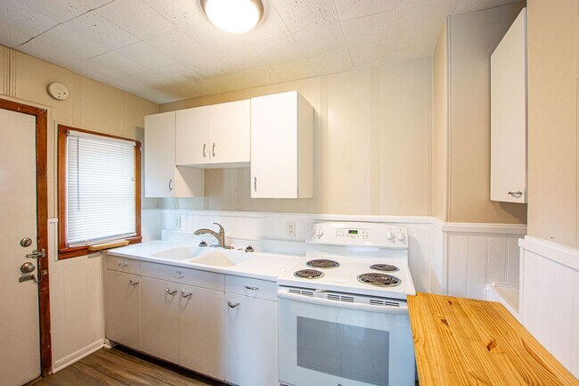 Building Photo - 2 Bedroom / 1 Bath Home in Carter Lake!