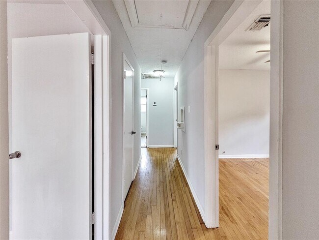 Building Photo - 10821 Aldis St