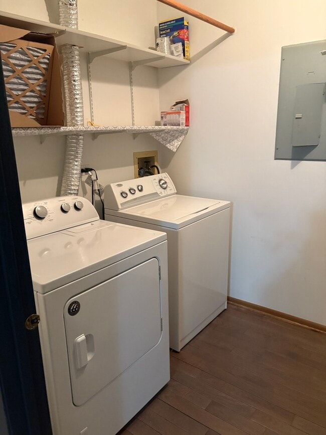 Building Photo - 109 Paramount Dr