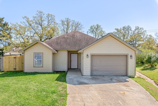Primary Photo - Available for Immediate Move in! Newly Ren...
