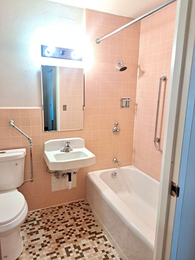 Building Photo - UNDER NEW MANAGEMENT: 2bdrm/1ba Efficiency Room - Pet Friendly!