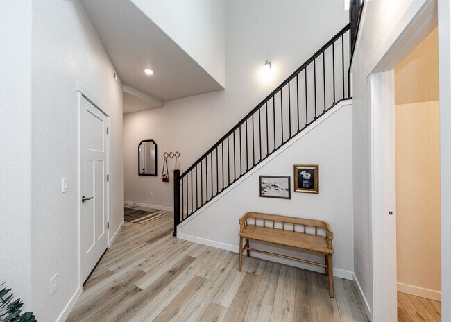 Building Photo - 3 Bedroom End Unit Luxury Townhome in Moun...