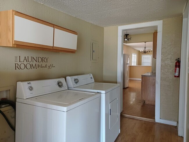 Building Photo - Cute 2 bedroom, 1 bathroom home on Southeast side