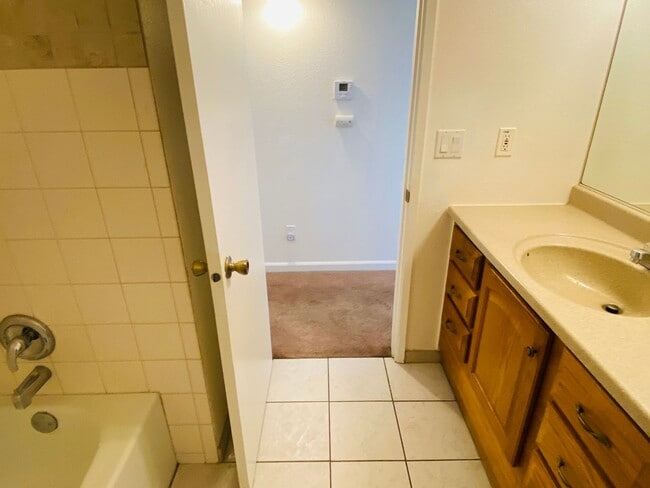 Building Photo - $2,050 Ashlan & Fowler, 3 Bedroom Home - H...