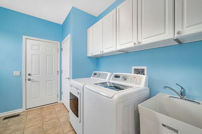 Building Photo - 814 Glory Ct