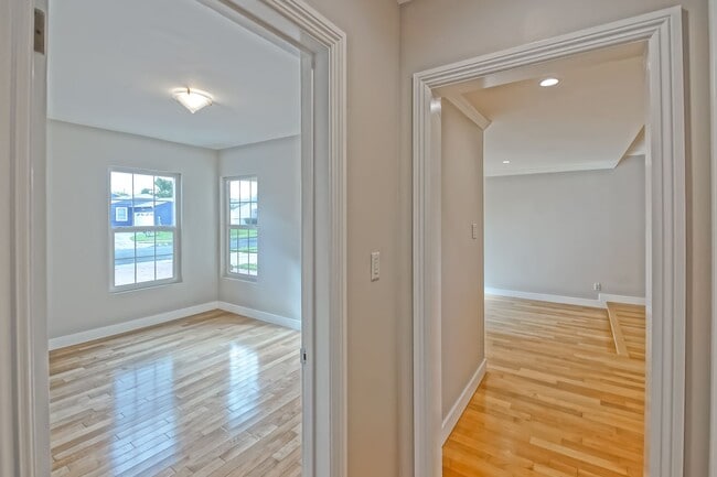 Building Photo - NEWLY REMODELED, BRIGHT & AIRY HOLLYGLEN HOME W/ REAR YARD/PATIO, 2 LIVING AREAS & BRAND NEW KITC...