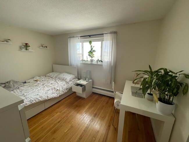 Building Photo - SPACIOUS AND BRIGHT BRIGHTON 2 BED W/ DISHWASHER ~ HT/HW INCL