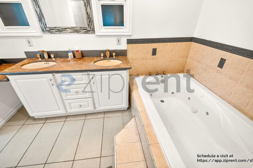 Building Photo - Unit