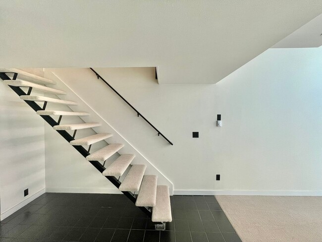 Building Photo - Beautiful Mid Century Modern Condo in Tali...