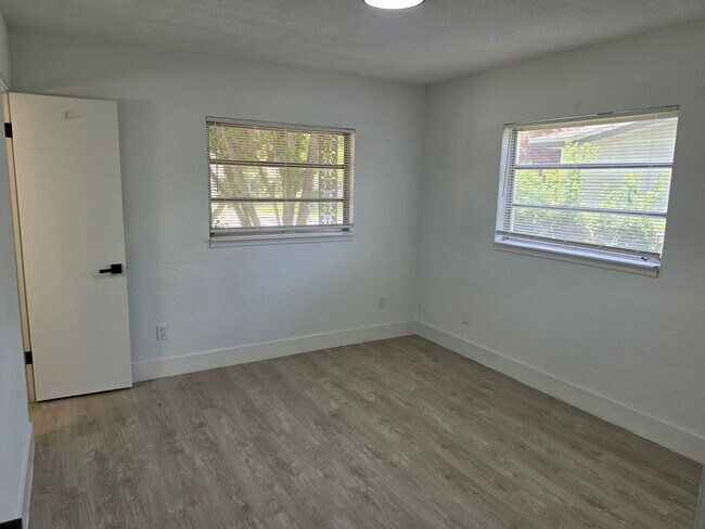 Building Photo - FOR RENT!!! SIMPLY STUNNING AND SPACIUS 3 BED 2 BATH SINGLE FAMILY HOME..