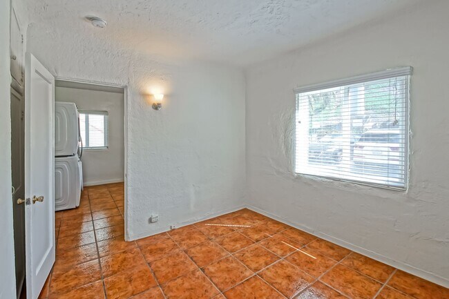 Building Photo - 3809 Crest Dr