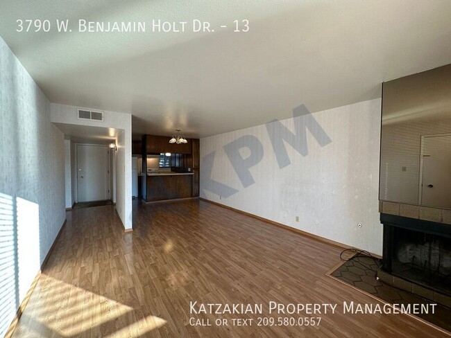 Building Photo - Downstairs Lakefront 2-Bedroom 2-Bath Nort...