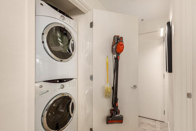 Building Photo - 7131 E Rancho Vista Dr