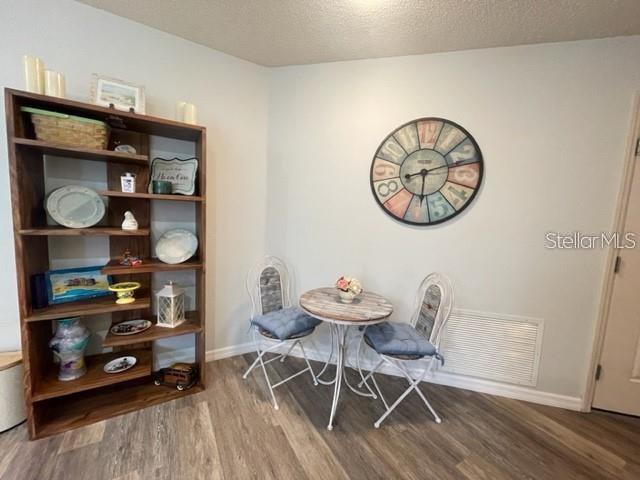 Building Photo - 2427 Chestnut Terrace