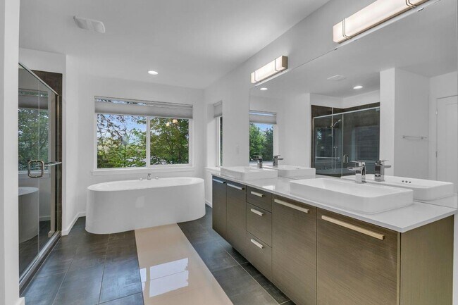 Building Photo - Large luxurious 5 bedroom Home in Renton