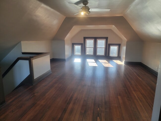 Building Photo - 701 1/2 E Columbus St
