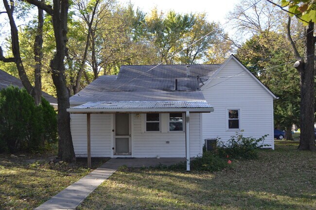 Building Photo - Remodeled 2 bedroom with Garage & small fe...