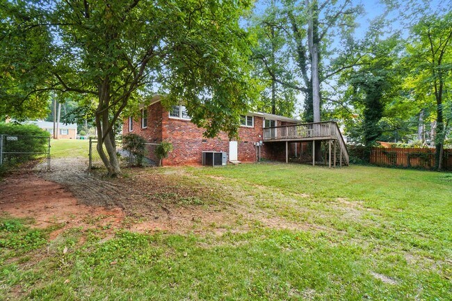 Building Photo - Perfect blend of Charm and Convenience!