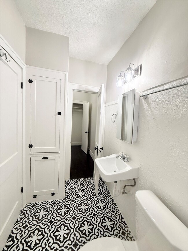 Building Photo - 1126 Berthea St