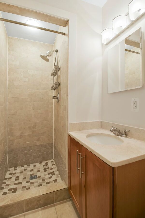 Building Photo - Sunny 3-Bedroom Corner Unit in Eckington/B...