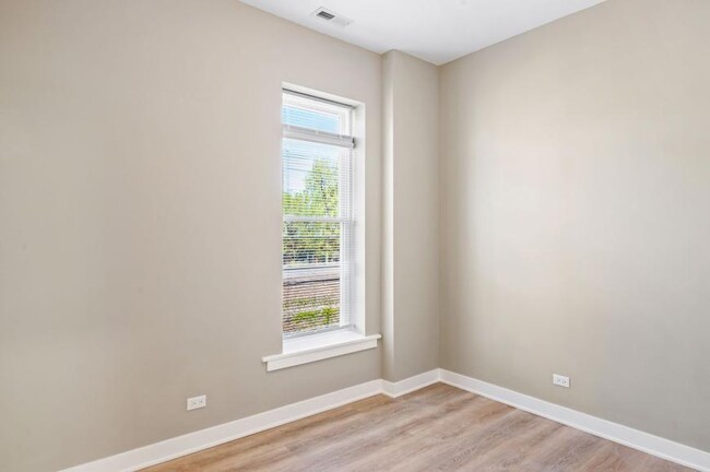 Building Photo - 2 bedroom in Chicago IL 60657