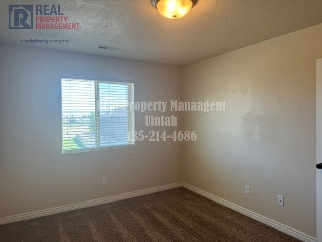 Building Photo - 3 bed 2.5 bath townhome in Fox Run