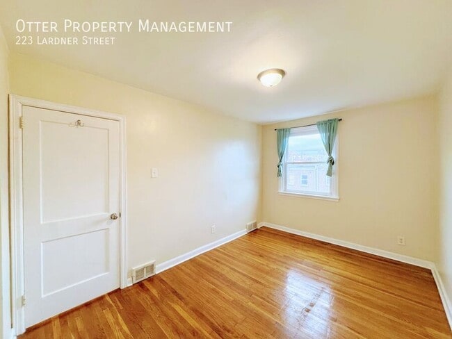 Building Photo - 223 Lardner St