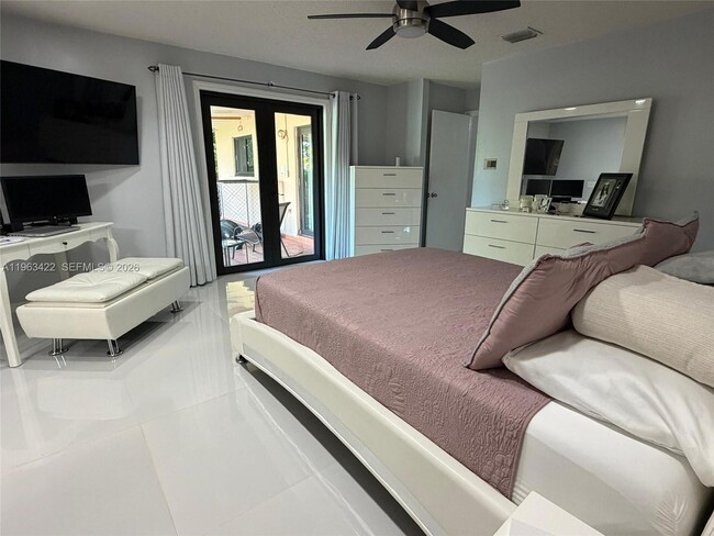 Building Photo - 6541 SW 31st St