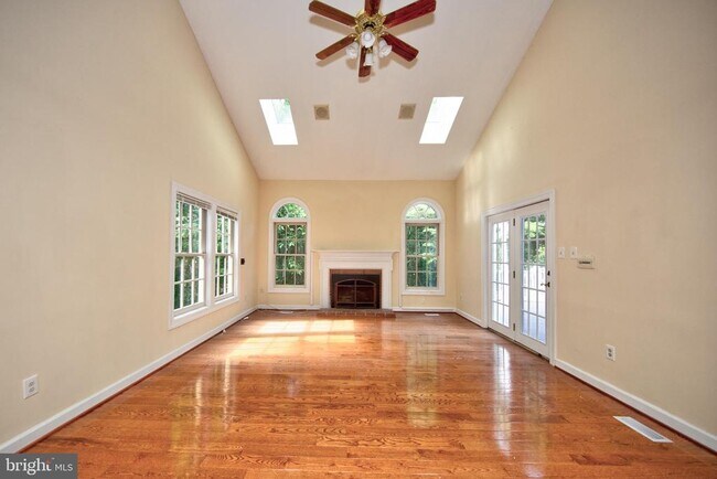 Building Photo - 210 King Johns Ct