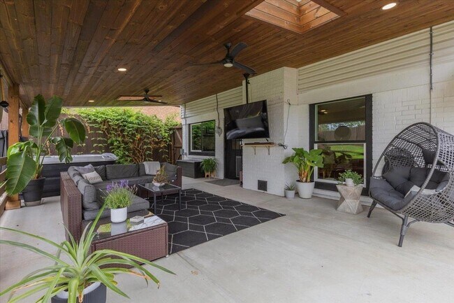 Building Photo - 208 Skyloop Dr