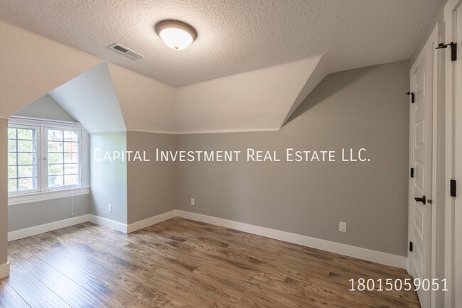 Building Photo - 212 B St E