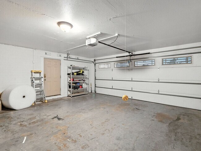 Building Photo - 1541 E Hope St