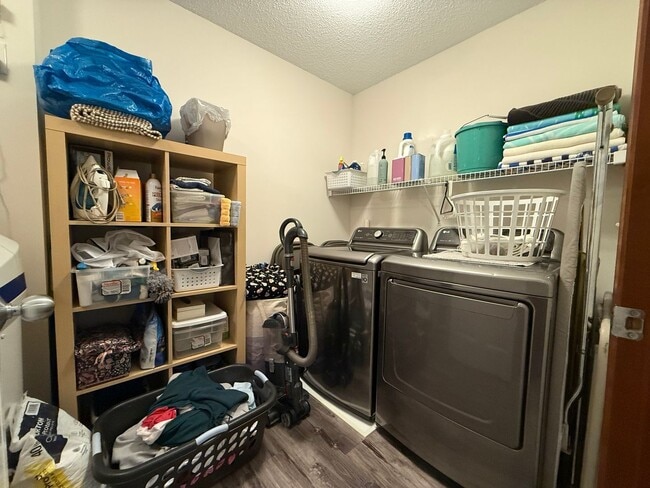 Building Photo - Great 3BR/2BA End Unit Elk River Townhome Available June!