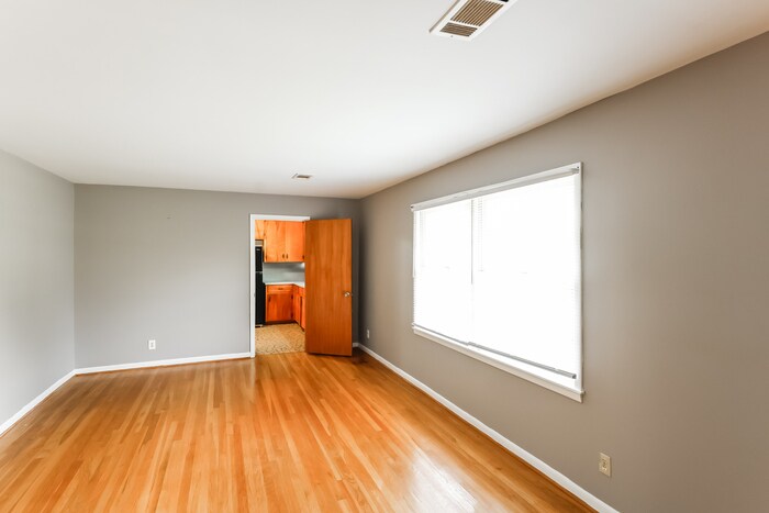 Building Photo - 1712 Longmeadow Dr