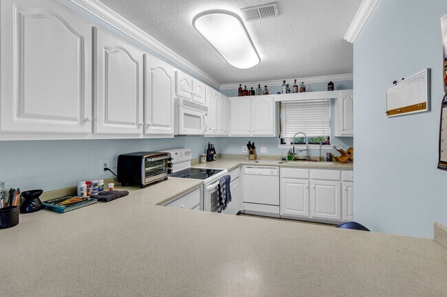Building Photo - 251 Shalimar Dr