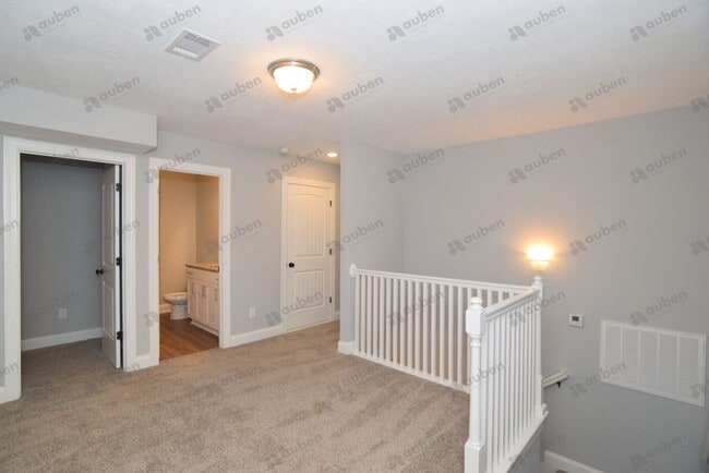 Building Photo - Like new 3 bed/3 bath single-family home f...