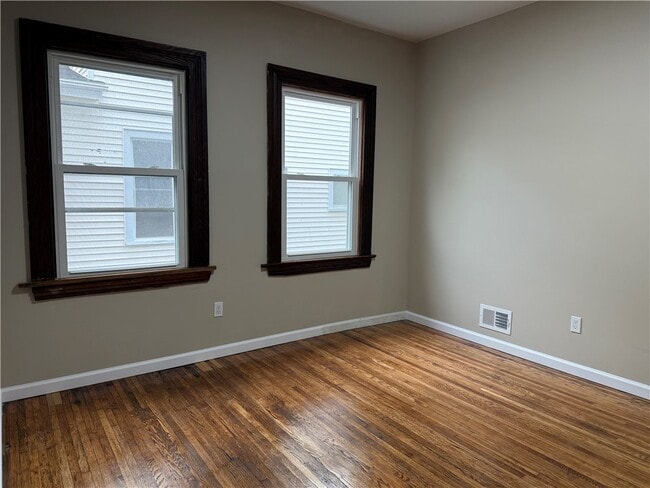 Building Photo - 483 Alexander St