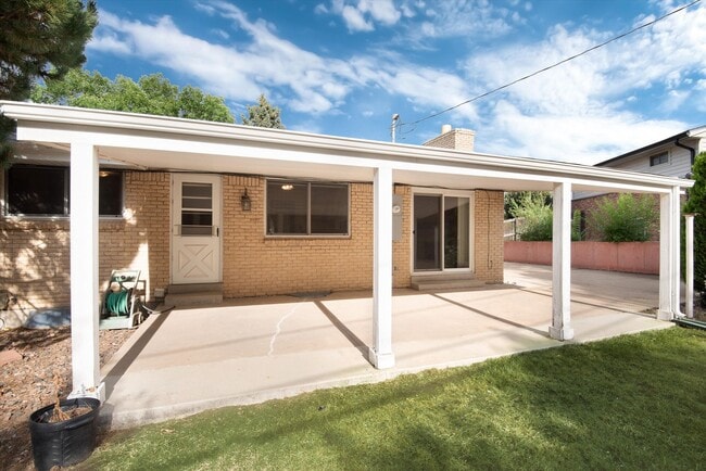 Building Photo - Vintage 5 bed Home in Green Mountain Estat...