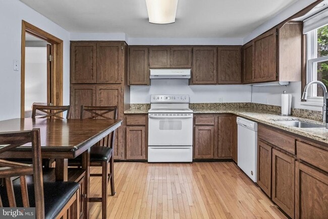 Building Photo - 405 Holly Glen Dr