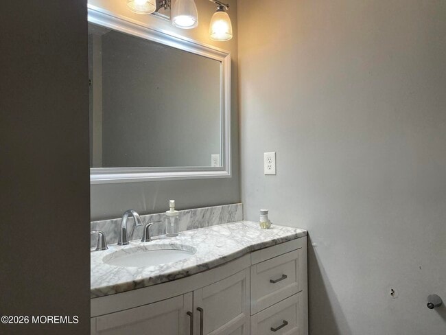 Building Photo - 162 S Linden Ave