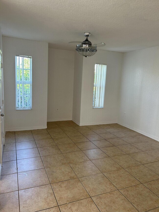 Building Photo - 130 SW Peacock Blvd