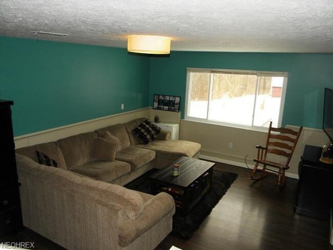 Building Photo - 3 Bedroom  1.5 Bath Split Level Home for R...