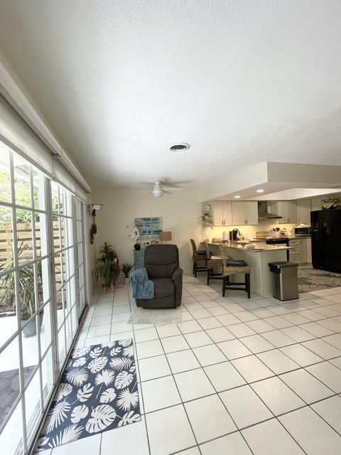 Building Photo - 266 NE Wavecrest Way