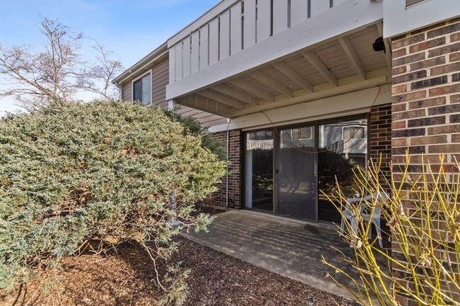 Building Photo - 402 Pinetree Ln
