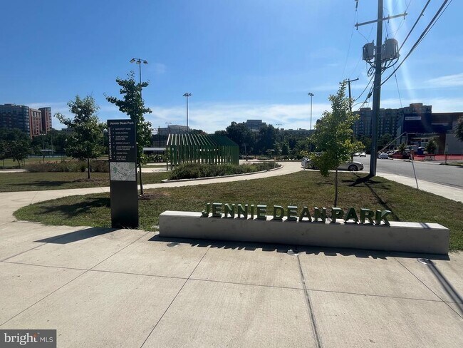 Building Photo - 1508 S George Mason Dr