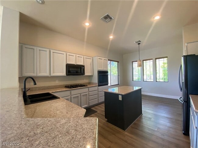 Building Photo - 17 Moraine Dr